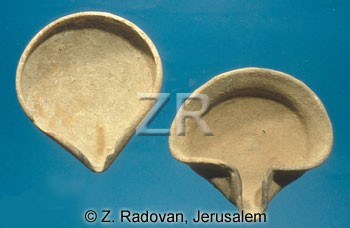 1940-1 Israelite oil lamp