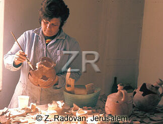 1944-4 Pottery restoration