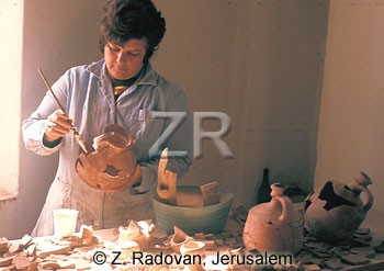 1944-4 Pottery restoration