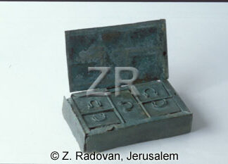 2076 Roman medicine box 