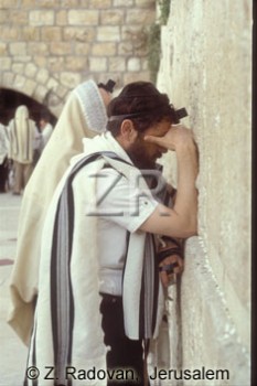 2188-3 Praying