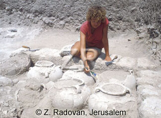 219-1 Excavating pottery
