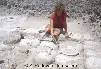 219-1 Excavating pottery