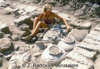 219-2 Excavating pottery