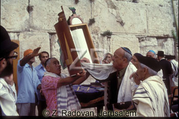 2194.-1 Lifting the Torah