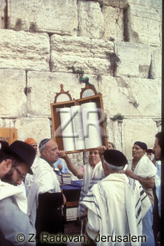 2194.-5 Lifting the Torah
