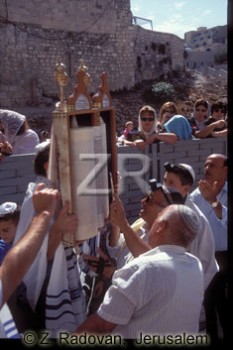 2194.-6 Lifting the Torah