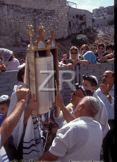 2194.-6 Lifting the Torah