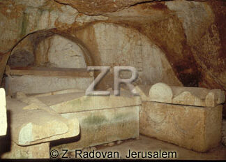 2352-3 Roman mauzoleum