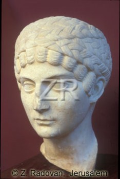 2458-1 Roman lady