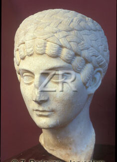 2458-1 Roman lady