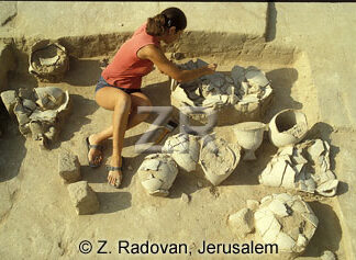 2987 Excavating pottery
