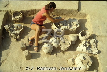 2987 Excavating pottery