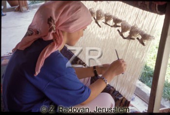 3301-3 Weaving carpets