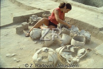 3345 Excavationg pottery