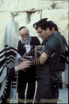 3940-2 Soldiers at prayer