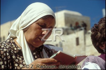 3944-1 Women praying