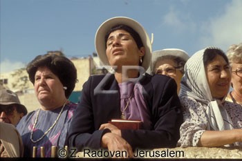 3944-2 Women praying