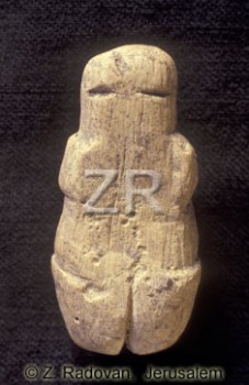 4384 Female figurine