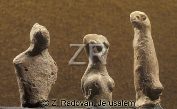 4386 Female figurines