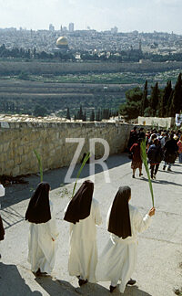 586-8 Easter procession
