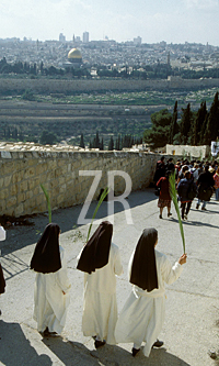 586-8 Easter procession
