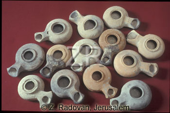 669 Herodian oil lamps