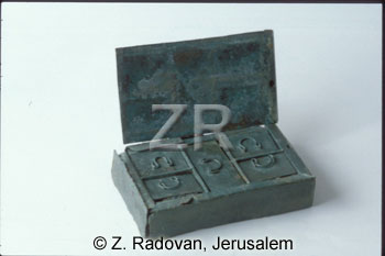 2076 Roman medicine box