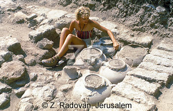 219-2 Excavating pottery