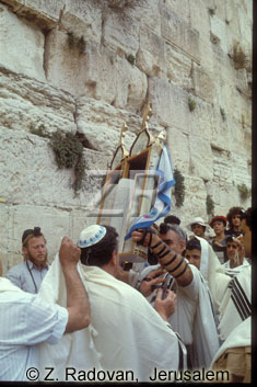 2194.-4 Lifting the Torah