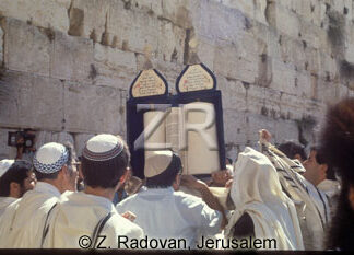 2194.-7 Lifting the Torah