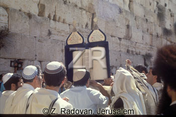 2194.-7 Lifting the Torah