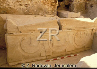 2352-5 Roman mauzoleum