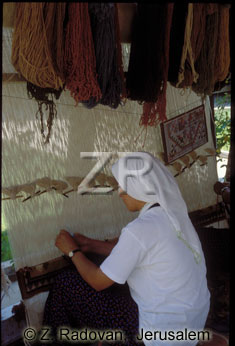 3301-1 Weaving carpets