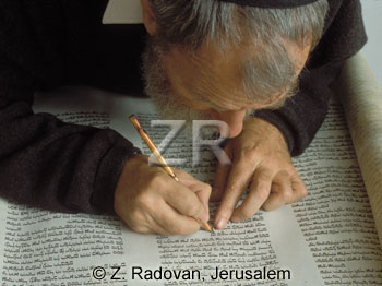 405-16 Torah scribe