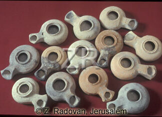 669 Herodian oil lamps